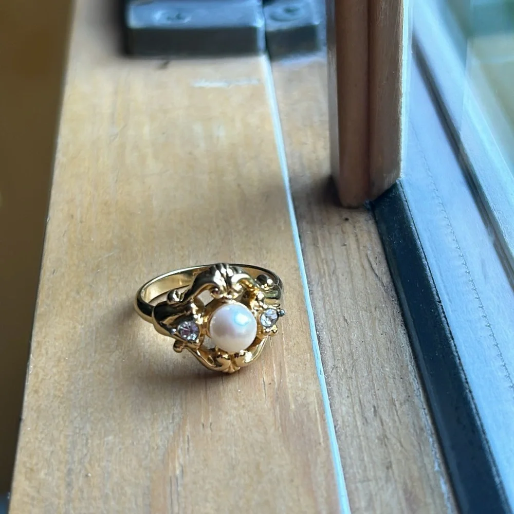 Avon Ring Faux Pearl Rhinestone Size 8 - Picture 3 of 5